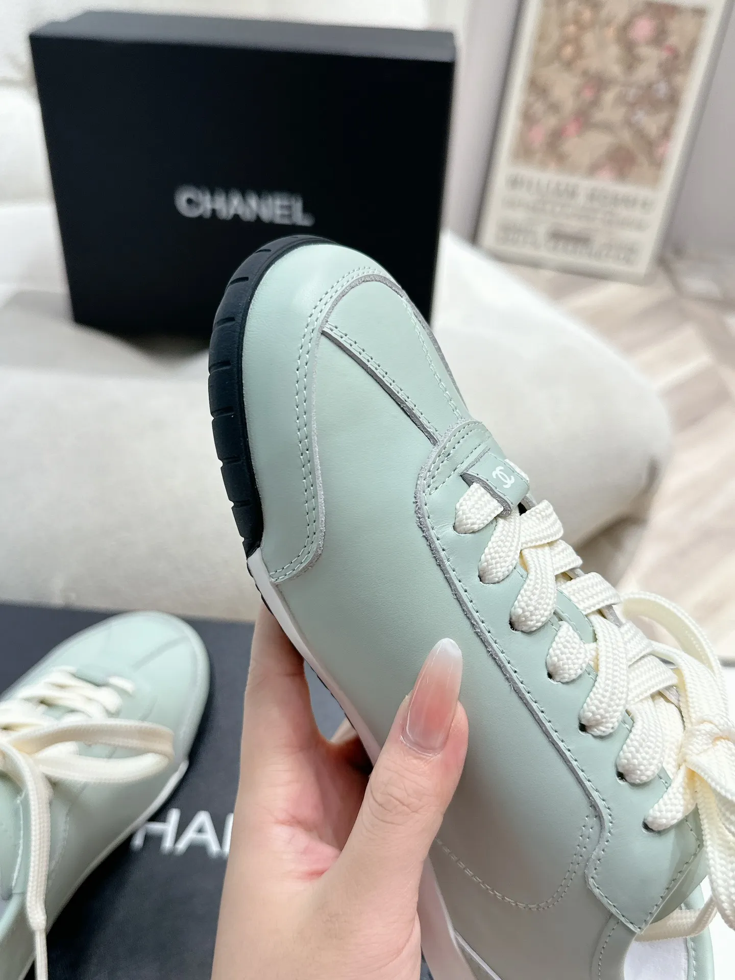 👟👟Ex-factory price 560👟👟 Chanel Grandma 2024 counter top casual sports shoes This classic design; the upper is electro-embroidered with a variety of techniques; the outsole is fashionable and sporty; it is unusual to incorporate a variety of color matching elements... The diversified mix and match is very good-looking and versatile, casual, fashionable, sports and outdoor can be taken into account... ꫛꫀꪝ Go➫ Material: ❶Upper is made of: Original imported high silk cow suede + small fragrance fabric ❷Inner lining: original imported breathable sheepskin lining ❸Outsole based on: original TPU combination outsole Special counter boutique packaging complete set for women 35–41